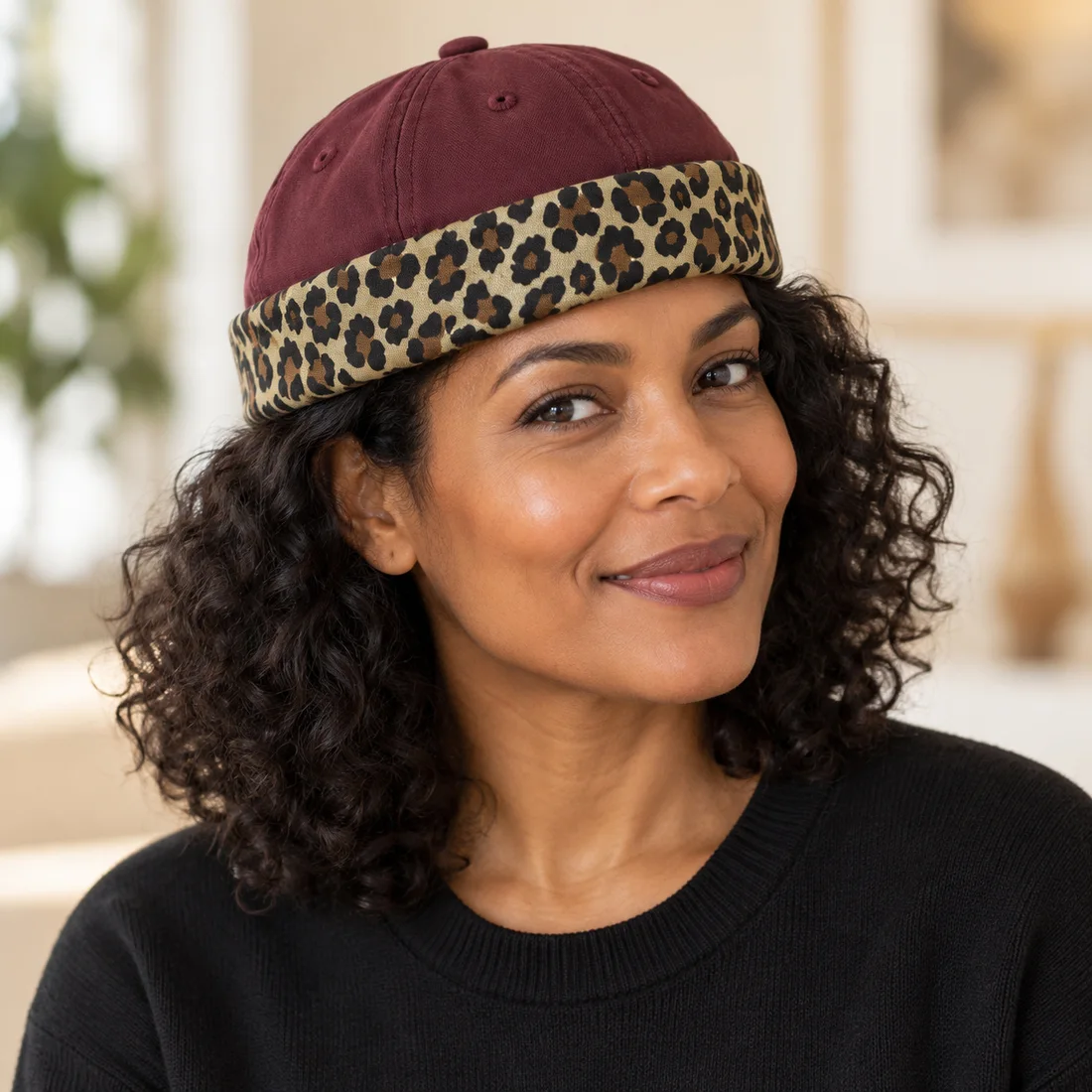 Bonnet docker bordeaux et léopard · porté par une femme
