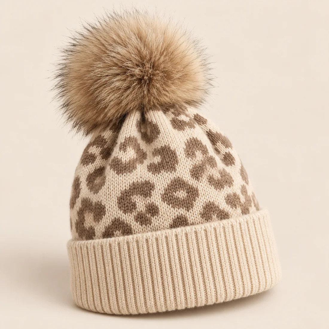 Bonnet léopard beige à pompon · vue de trois quarts