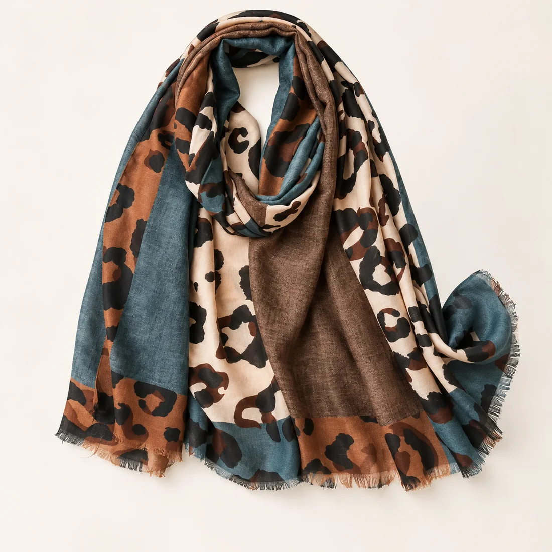 Foulard léopard mosaïque pétrole · vue de trois quarts
