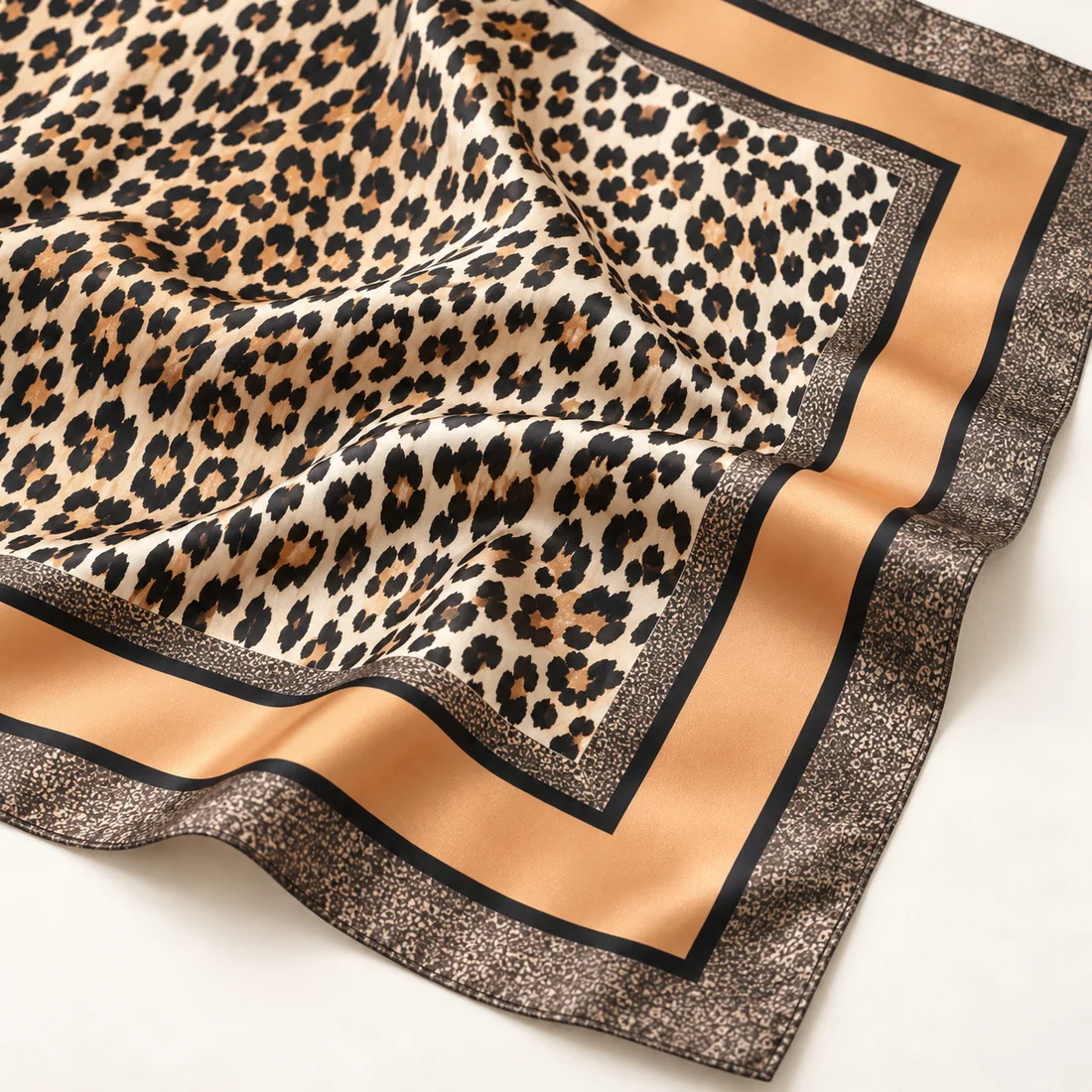 Foulard léopard carré doré 70 cm · détail du motif